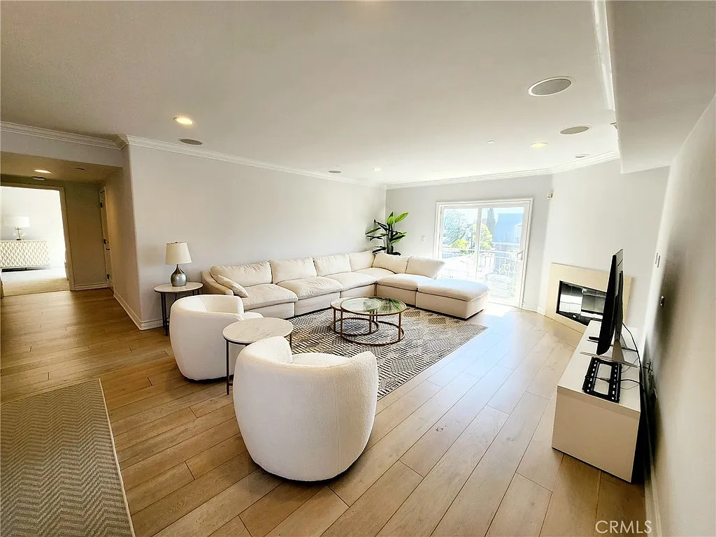 3 bed, 3.5 bath, 1714 sqft, $5,900 — Photo 4