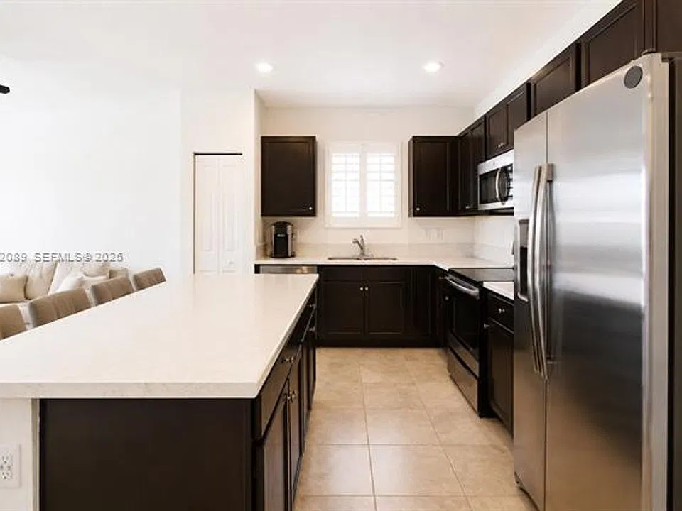 2450 SE 1st St #2450