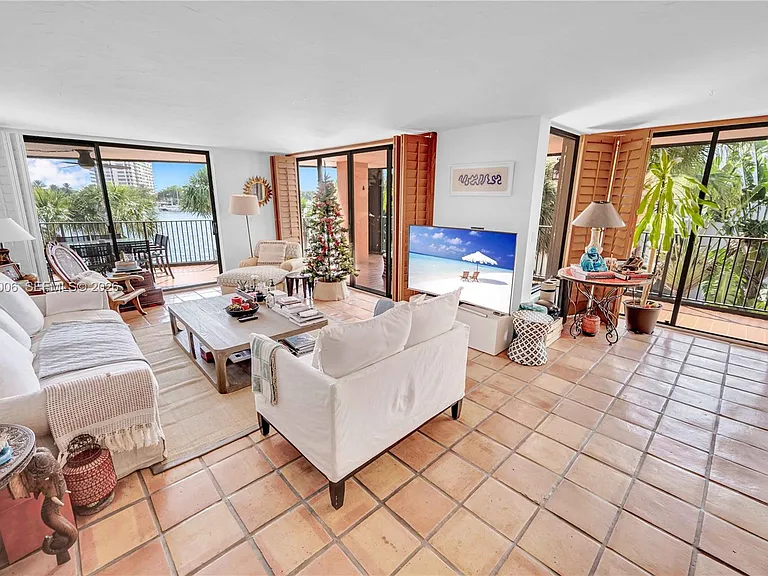 1700 S Bayshore Ln #3B — Photo 3