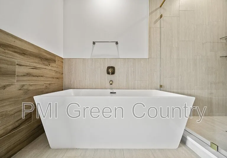 118 E Elgin St — Photo 26