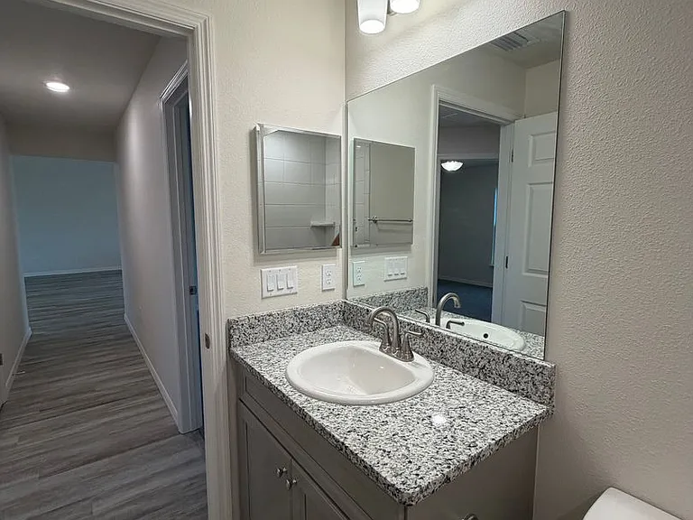 678 W Walkertown Dr — Photo 32