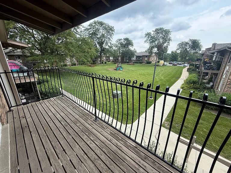 16W486 Lake Dr #201 — Photo 10