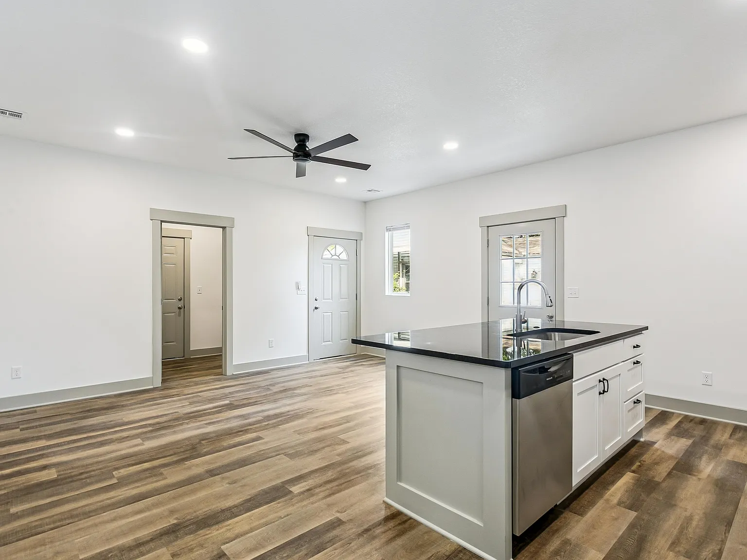 3 bed, 1100 sqft, $1,375 — Photo 3