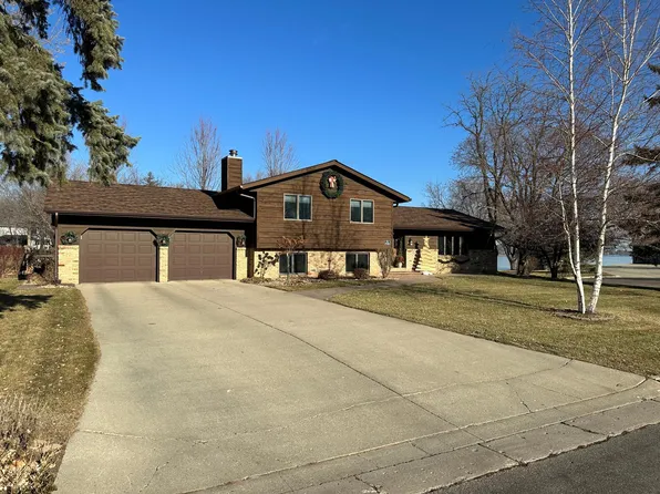721 Moon Cir, Worthington, MN 56187