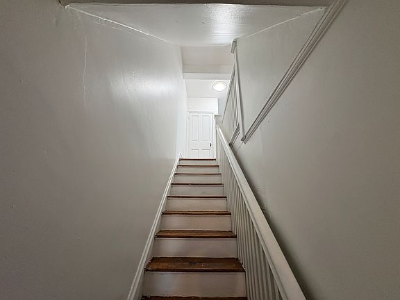 4th image of 229 E Chestnut St #2