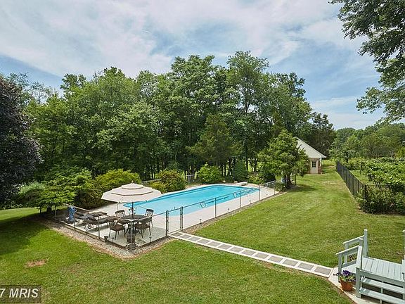 4th image of 18104 Hollingsworth Dr