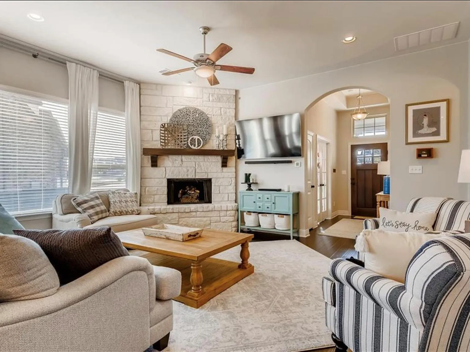 3 bed, 2.5 bath, 2324 sqft, $3,200 — Photo 1