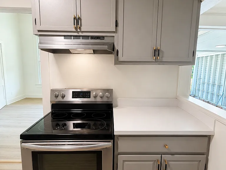 910 Highland Ave — Photo 8