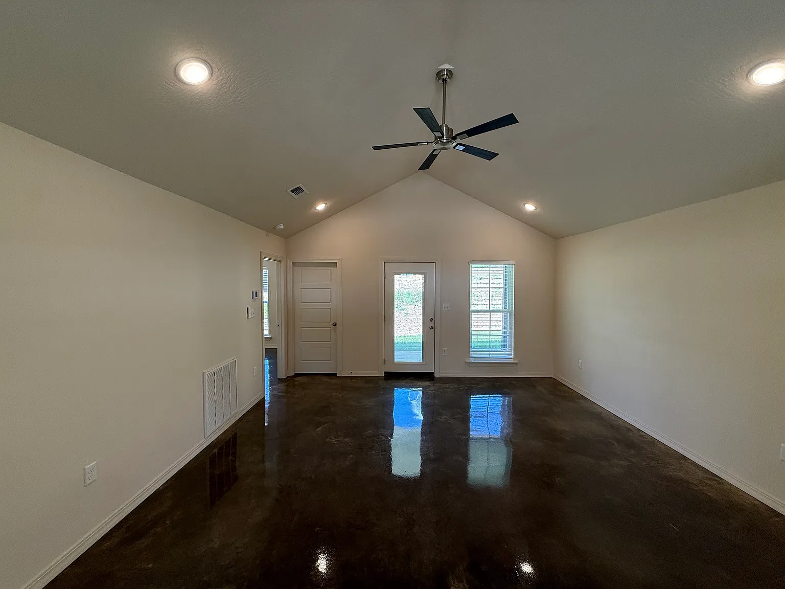 2 bed, 1044 sqft, $1,600 — Photo 3