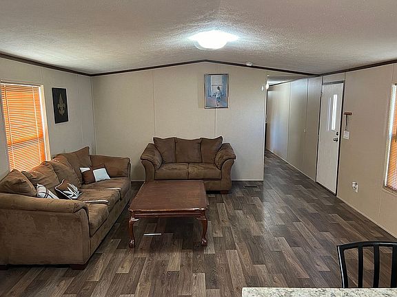 4th image of 615 Maplewood Dr