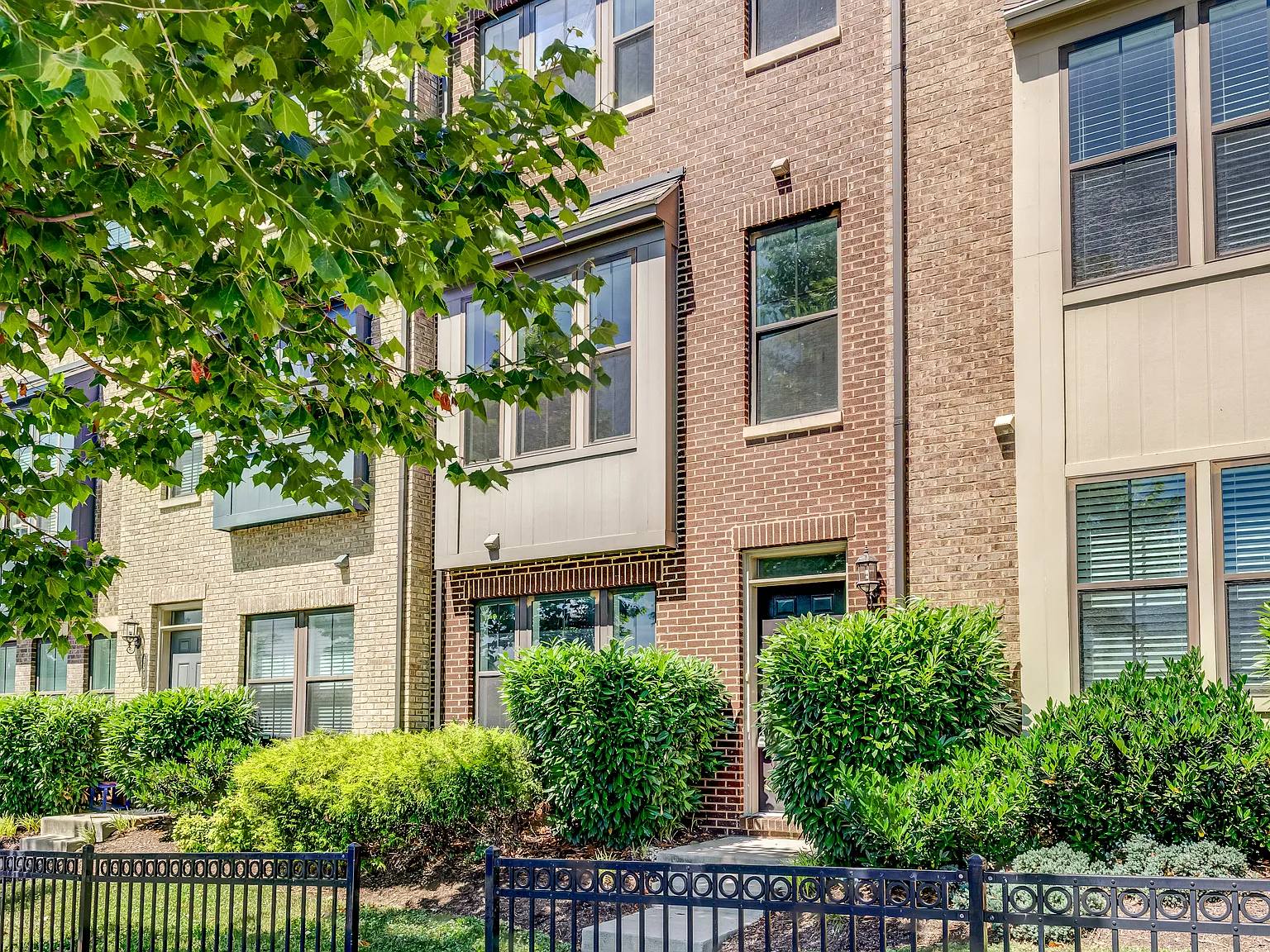 3 bed, 2.5 bath, 2069 sqft, $3,600 — Photo 3