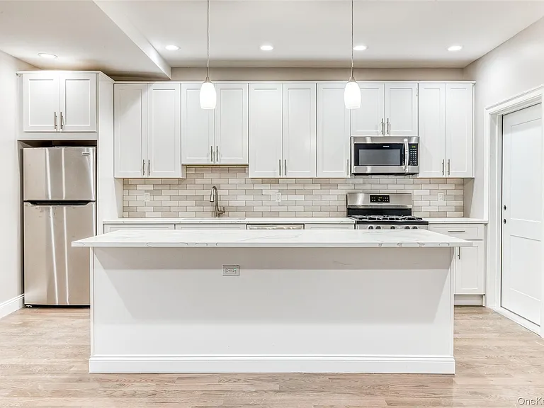 78 Roslyn Rd #202 — Photo 6