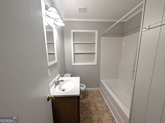 4th image of 218 Wallis St