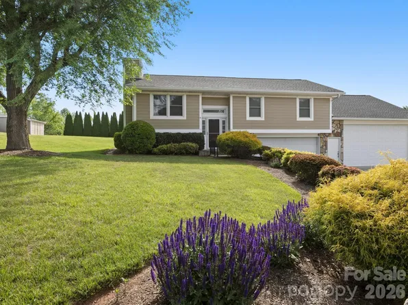 3 Fieldcrest Dr, Candler, NC 28715