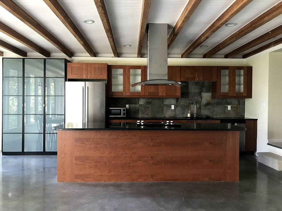 Expansive, newly remodeled kitchen.
