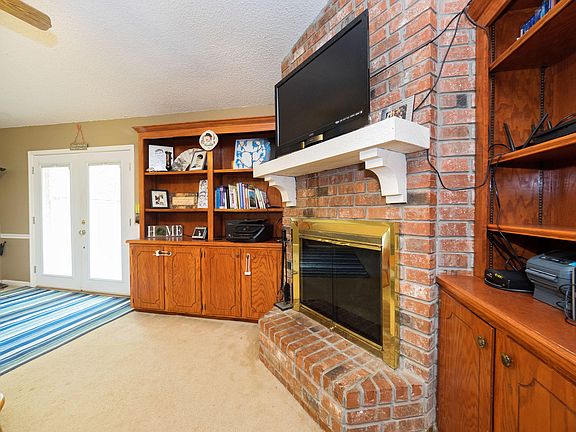 3rd image of 183 Old Oak Ln