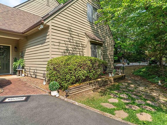 5th image of 7 Ridgeview Cir