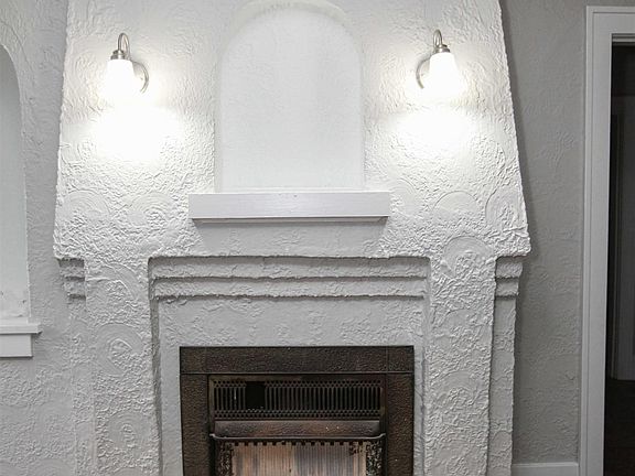 5th image of 3405 W Markham St #F
