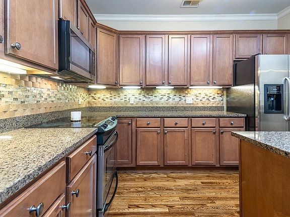 5th image of 831 Park Side Ln
