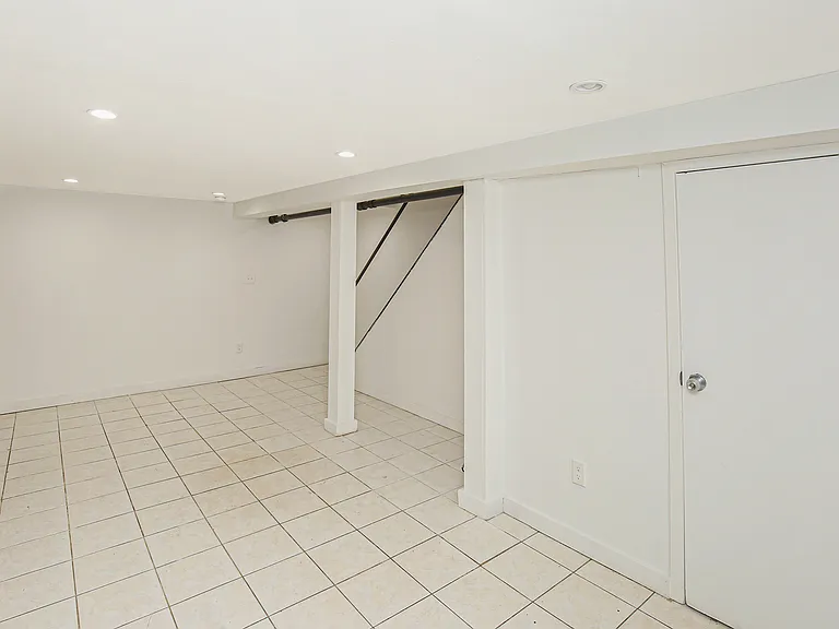221 Howard Ave #1R — Photo 16