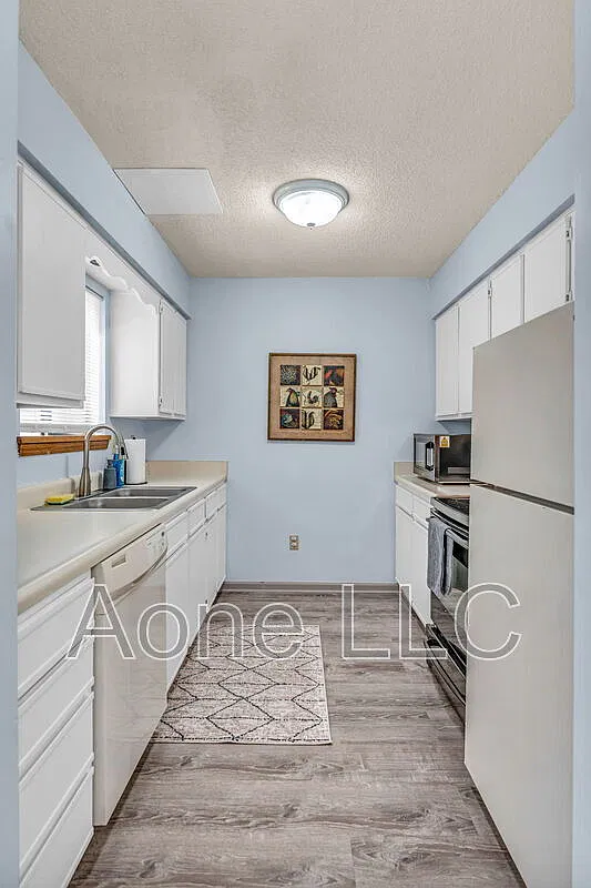 2 bed, 1.5 bath, 1275 sqft, $1,370 — Photo 2