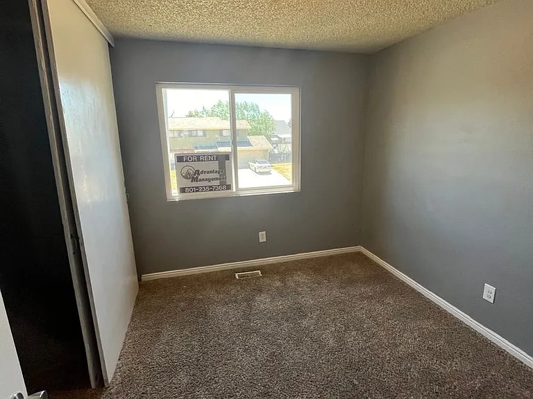 218 W 205 N — Photo 9