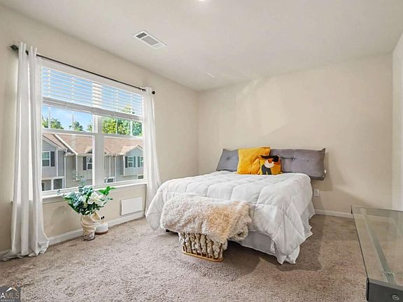4th image of 209 Highwood Ln