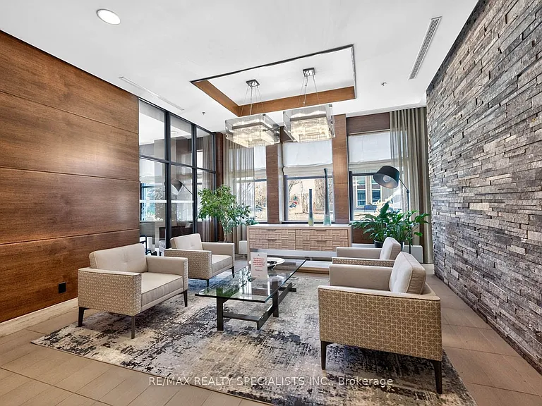 1 Hurontario St #306 — Photo 7