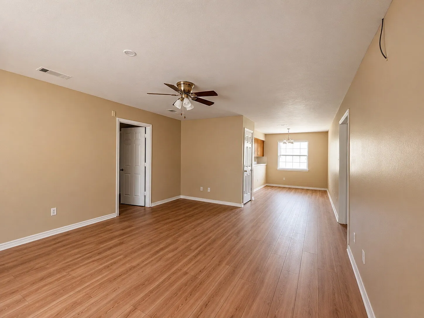 3 bed, 2.0 bath, 1353 sqft, $1,595 — Photo 2