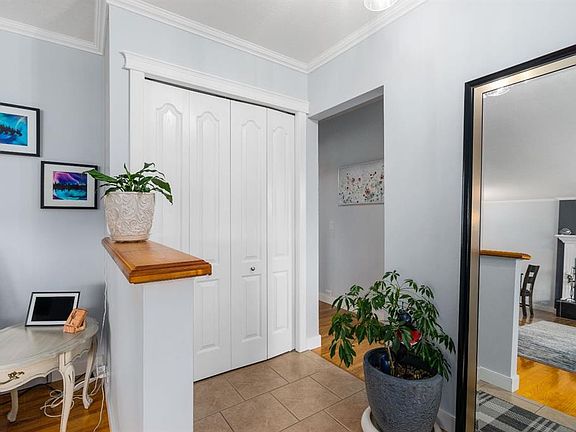 4th image of 328 W 19th St NE