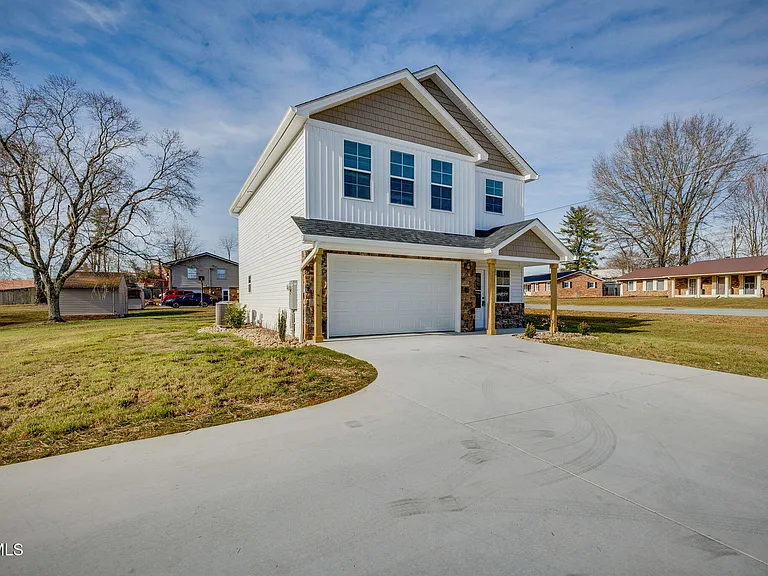 300 Robin Hood Ln — Photo 2