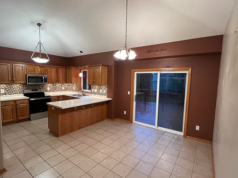 929 Plymouth Ln NW — Photo 16