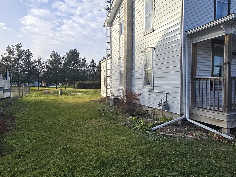 11507 Queen St W — Photo 2