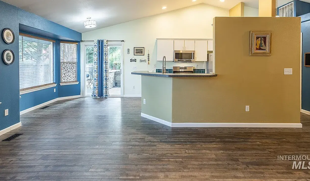 3 bed, 1282 sqft, $2,215 — Photo 2