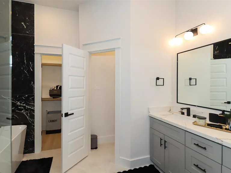4902 Higgins St #B — Photo 22