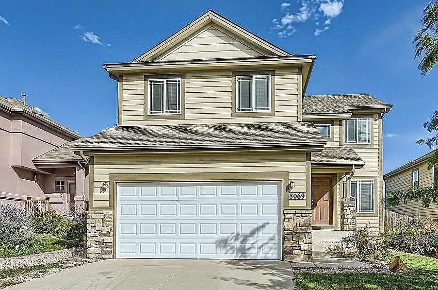 4 bed, 2317 sqft, $950 — Photo 1