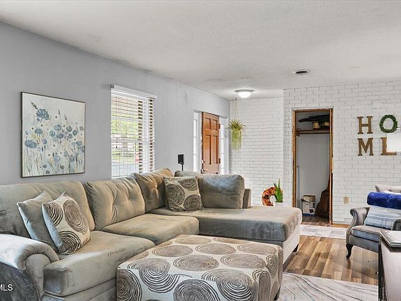 5th image of 10 Saint Albans Cir