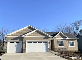 4921 Willow Cir, Davenport, IA 52806