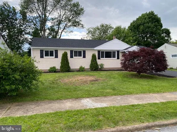 93 Kensington Dr, Camp Hill, PA 17011