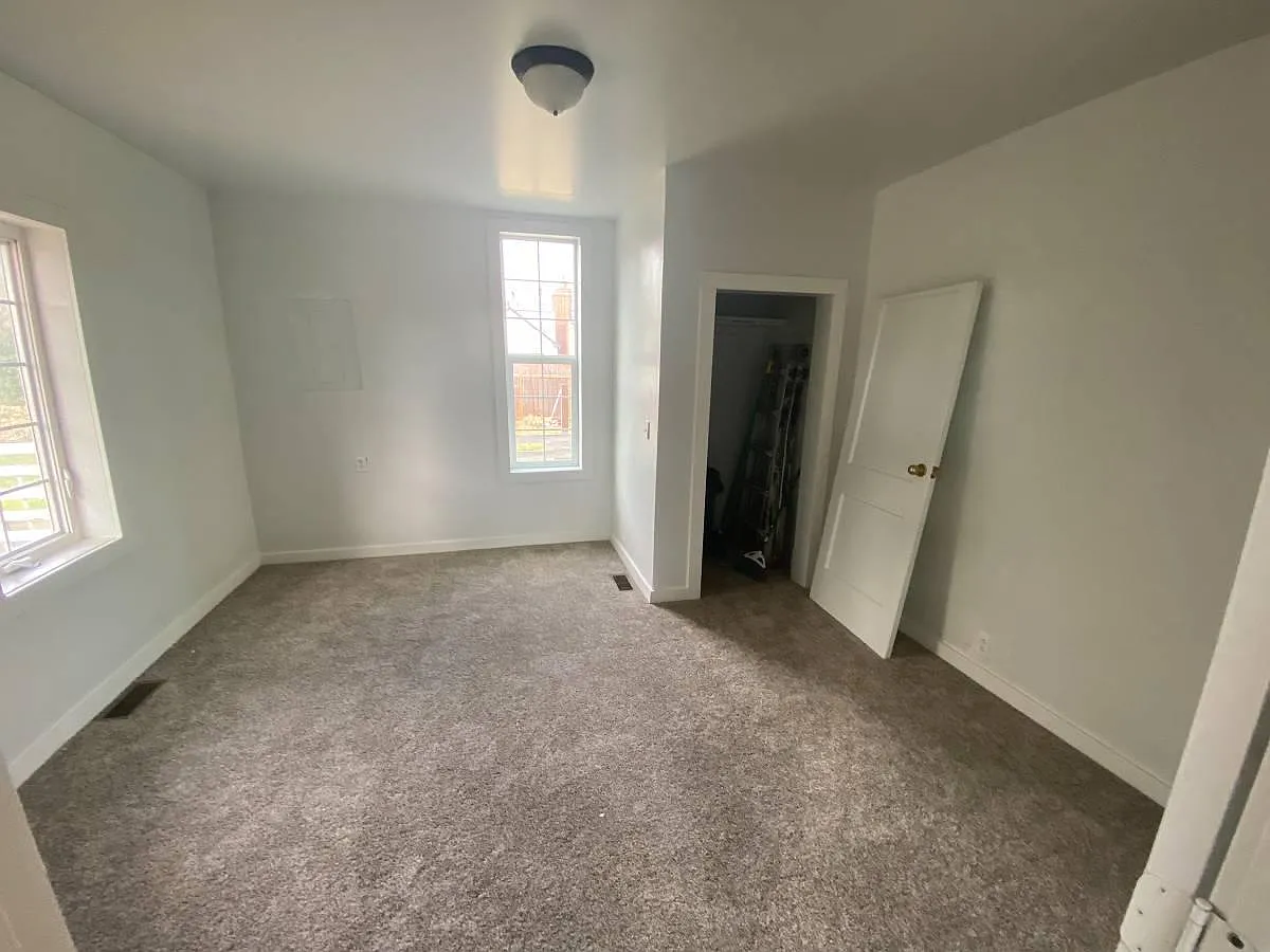 1135 Farrell St — Photo 4