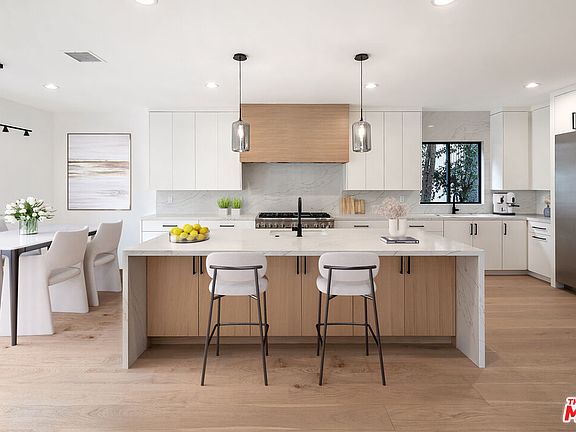 3rd image of 3523 Dixie Canyon Pl