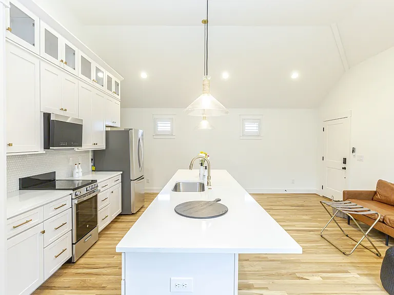 2213B Belmont Blvd — Photo 4