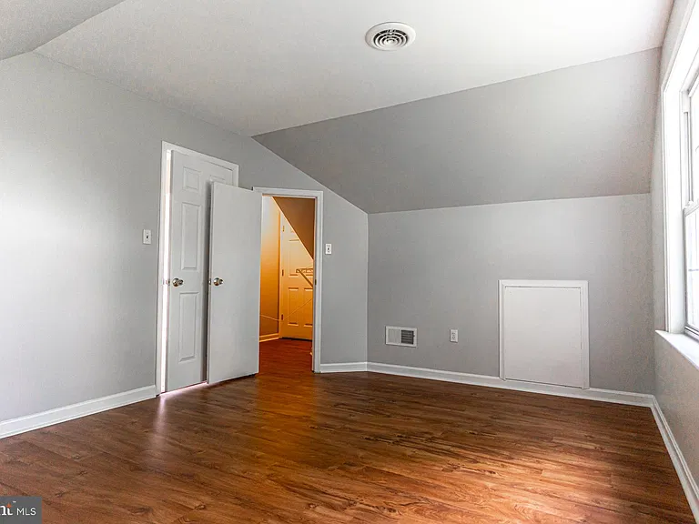 121 Nottingham Ct — Photo 31