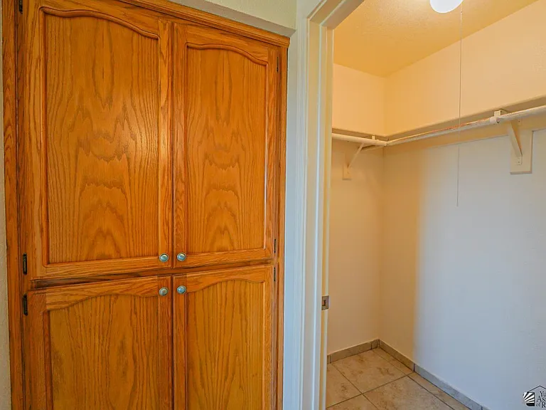587 E Jefferson St — Photo 15