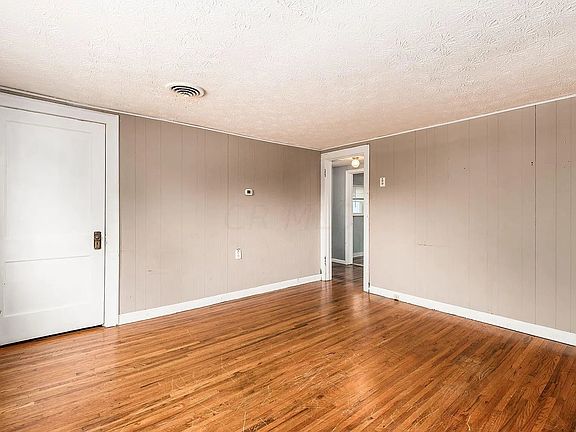 3rd image of 1587 Garling Ave #1/2