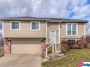 1110 Devon Dr, Papillion, NE 68046