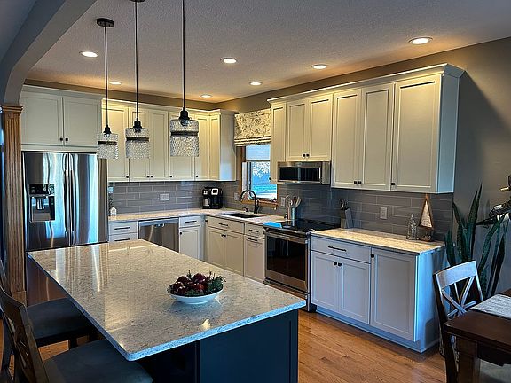 3rd image of 302 NE Eaglewood Dr