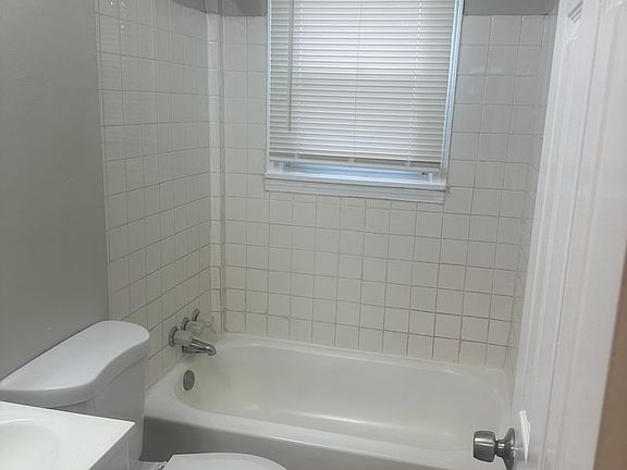 3rd image of 2834 N Lasalle St