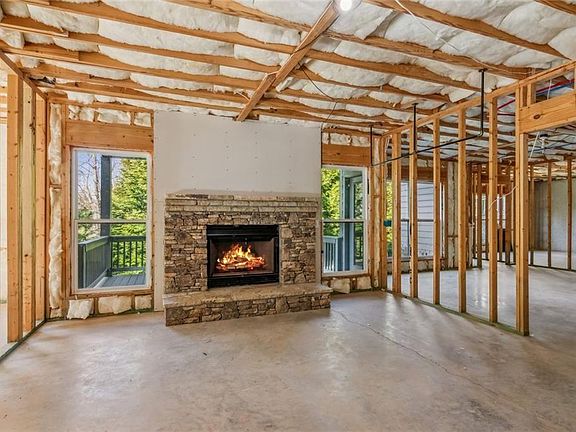 3rd image of 140 Forked Leaf Rd N