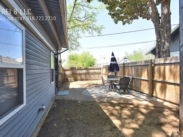 2204 1/2 E 14th St — Photo 16